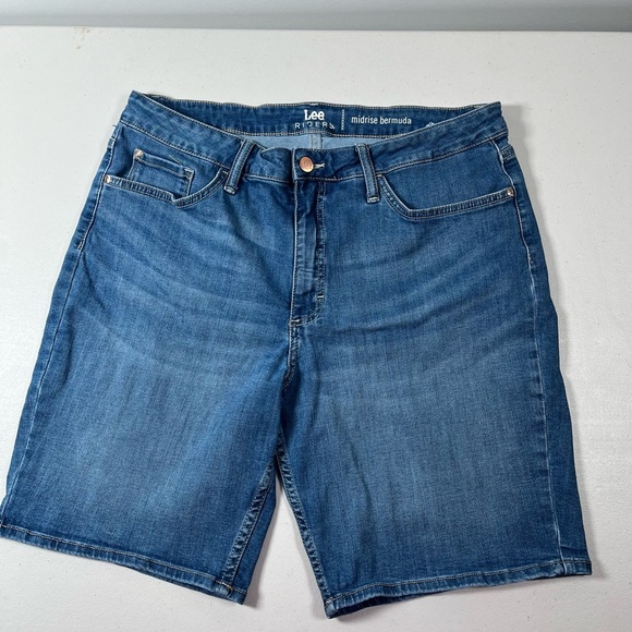Lee Pants - Lee Ryder Women’s Classic midrise Blue Jean Shorts, size 16M